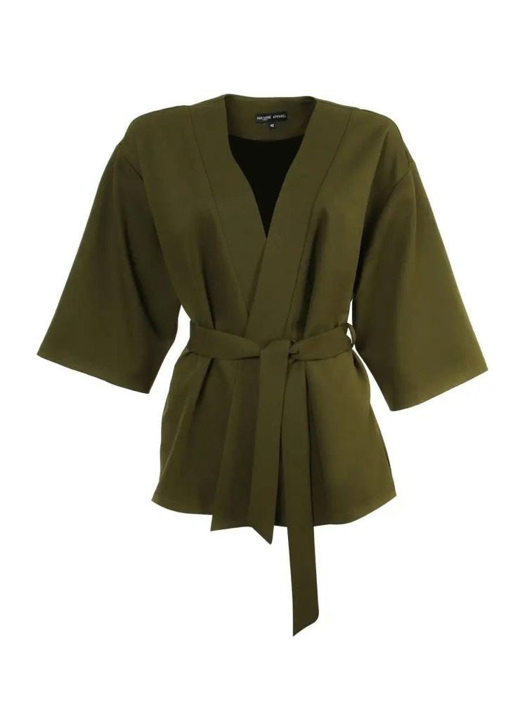 Antes: la foto plana original de marketplace de una chaqueta kimono verde oliva sobre blanco — la única entrada a la fábrica.